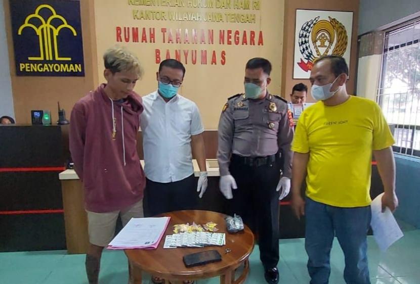 Pelaku peredaran narkotika (kiri) ditangkap petugas Rutan Banyumas saat melempar paket narkotika ke arah dalam rutan, Kamis (22/9/22). 