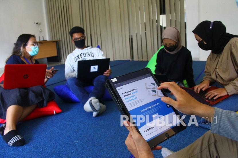 Pelaku perusahaan rintisan digital (startup) berdiskusi untuk mengembangkan usahanya di ruang jejaring dan kolaborasi Ngalup.Co, di Malang, Jawa Timur. 