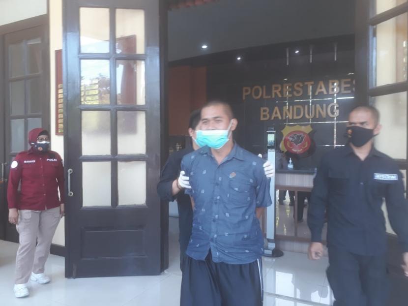 Pelaku perusak Masjid Nurul Jamil di Jalan Bukit Dago Selatan, Bandung berhasil diringkus polisi, Rabu (23/9). Sejumlah barang bukti ikut diamankan.