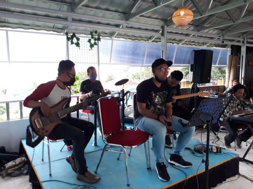 Pelaku seni musik di Kota Sukabumi menggelar konser virtual dan terbatas agar bertahan di masa pandemi seperti digencarkan Sukabumi Rock Loud (SRL) di Cafe Aya Aya Wae, Sabtu (10/10)