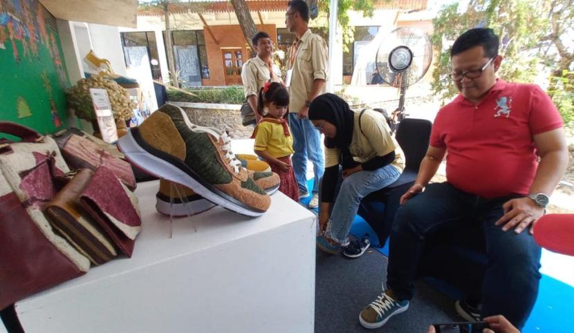 Pelaku UMKM binaan BRI, Kupu Sutera asal Desa Sentul, Kecamatan Purwodadi, Kabupaten Pasuruan menjadi salah satu produsen sepatu terbaik di Indonesia, yang hadir dalam Pesta Rakyat Simpedes BRI di Pasuruan, Jawa Timur.
