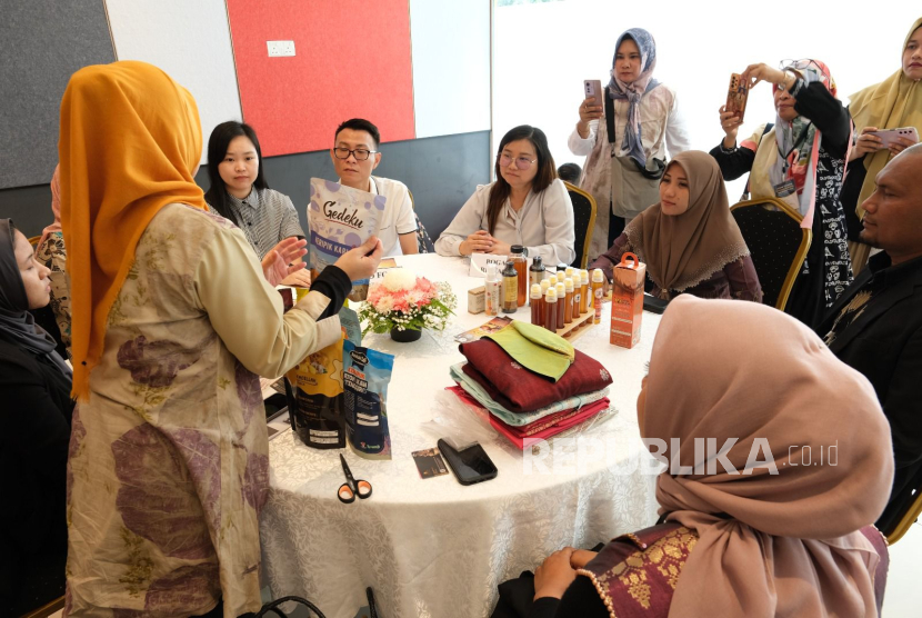 Pelaku UMKM mempresentasikan produk dalam kegiatan business matching di Malaysia. 