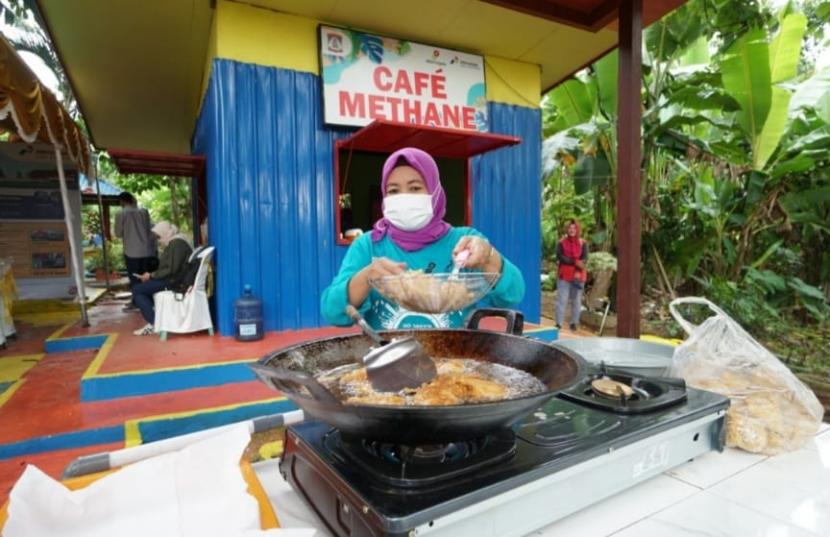 Pelaku UMKM menunjukkan penggunaan gas metana dari Tempat Pembuangan Akhir Sampah (TPAS) Manggar di Balikpapan, Kalimantan Timur, Sabtu (31/12/2022). 22 UMKM di sekitar TPAS Manggar memanfaatkan gas metana untuk produksi olahan makanan rumahan.