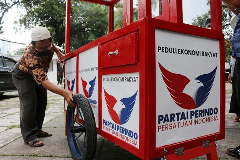 Pelaku UMKM yang mendapat permodalan dalam bentuk gerobak dagang dari Partai Perindo. Ketum Perindo, Hary Tanoe sebut tantangan ke depan untuk menciptakan lapangan kerja.