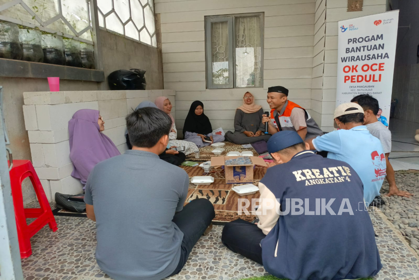 Pelaku usaha di Desa Pangauban, Kabupaten Bandung Barat difasilitasi Ok Oce Peduli bersama Rumah Zakat membuat QRIS dan NIB.