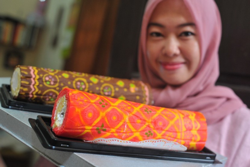 Pelaku usaha kecil menunjukkan produk bolu gulung bermotif songket dan kain jumputan di gerai miliknya di Palembang, Sumatra Selatan, Rabu (6/4). 