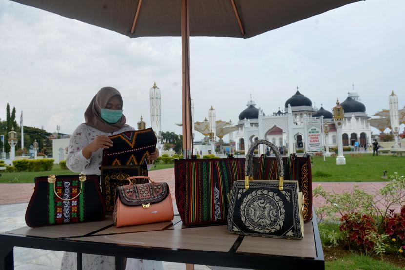 Pelaku usaha menata aneka produk kerajinan khas Aceh (ilustrasi). Sarinah menyatakan akan mendukung pemasaran produk kerajinan khas Aceh.