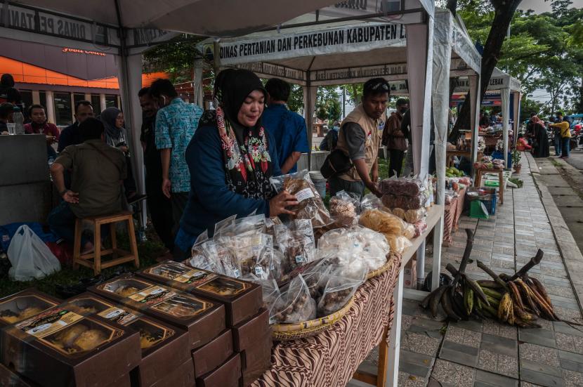 Pelaku usaha menata produk UMKM hasil tani di Plaza Lebak, Lebak, Banten, beberapa waktu lalu.