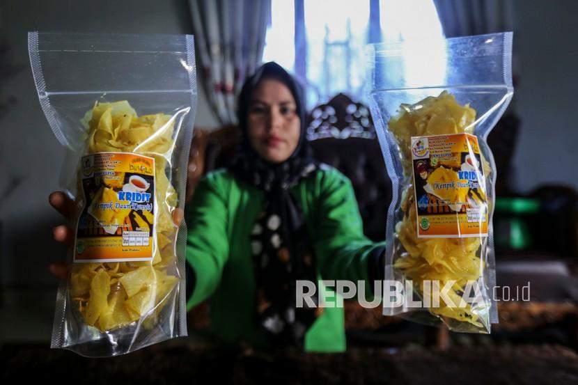 Pelaku usaha menunjukkan produk keripik daun kunyit di Kabupaten Bintan, Kepulauan Riau, Ahad (3/4/2022). 