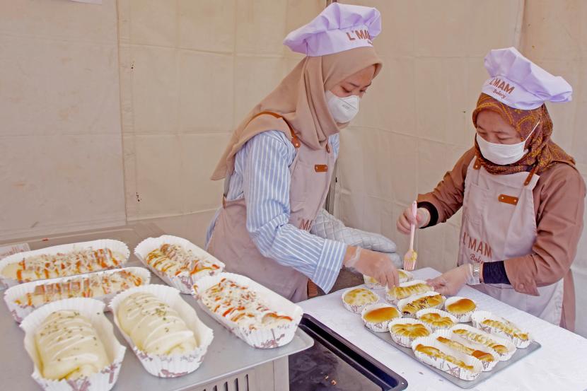 Pelaku usaha menyiapkan roti pesanan pembeli saat Festival Kuliner UMKM di Pasar Bersih, Karawang, Jawa Barat. Sekda Kawarang menilai destinasi wisata kuliner perlu dikembangkan di wilayah itu.