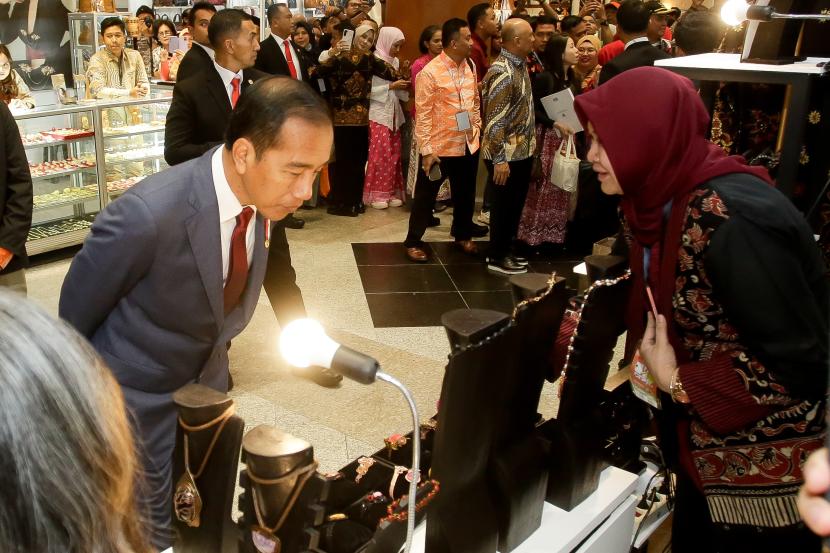 Pelaku Usaha Mikro, Kecil, dan Menengah (UMKM) binaan Pupuk Indonesia saat disambangi Presiden Joko Widodo dalam pameran Inacraft 2024.