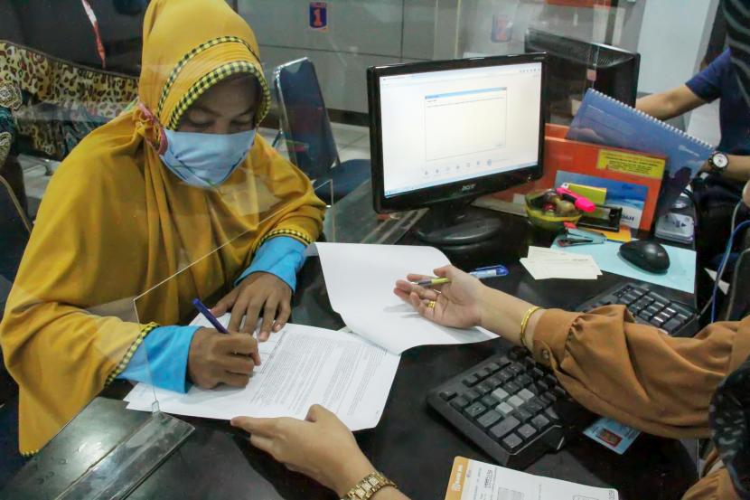 Pelaku Usaha Mikro Kecil Menengah (UMKM) menandatangani dokumen pencairan bantuan UMKM di kantor BRI Lhokseumawe, Aceh, Jumat (11/9/2020). Kementerian Koperasi dan UKM (Kemenkop UKM) melalui Dinas Koperasi dan UKM Aceh menetapkan sebanyak 33.409 unit Pelaku Usaha Mikro terdampak COVID-19 mendapatkan bantuan Rp2,4 juta.