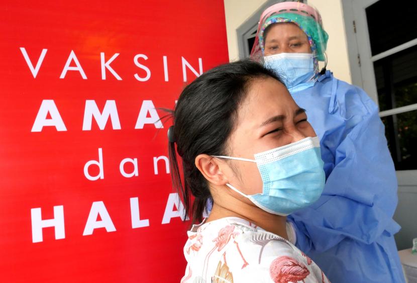 Pelaku wisata mengikuti penyuntikan vaksin Covid-19 secara massal di Benteng Vredeburg, Yogyakarta.