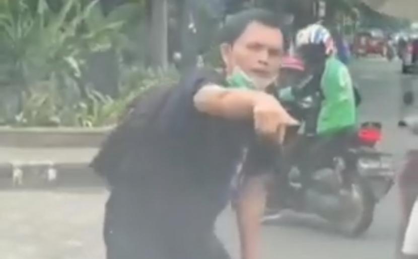 Pelaku yang mencoba memerasa pengemudi mobil dengan modus menjadi korban tabrak lari di depan Plaza PP, Pasar Rebo, Jakarta Timur pada Rabu (26/1/2022).