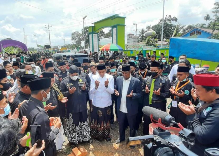 Ketua Umum Pimpinan Pusat Pagar Nusa Nahdlatul Ulama (Pagar Nusa NU), Muchamad Nabil Haroen (Kedua dari kanan) saat menghadiri Harlah Pagar Nusa NU ke-36 di Pondok Pesantren Darurrahman, Kabupaten Pelalawan, Ahad (16/1). Ketum Pagar Nusa Imbau Pendekar NU Selalu Sowan ke Kiai