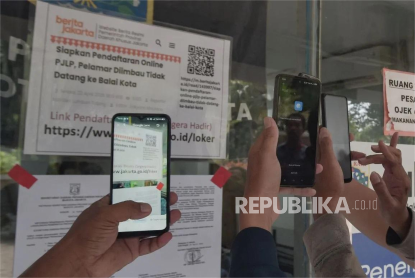 Pelamar kerja memindai kode batang untuk pendaftaran Penyedia Jasa Lainnya Perorangan (PJLP) Pemerintah Provinsi DKI Jakarta di Balai Kota, Jakarta Pusat, Jumat (25/4/2025).