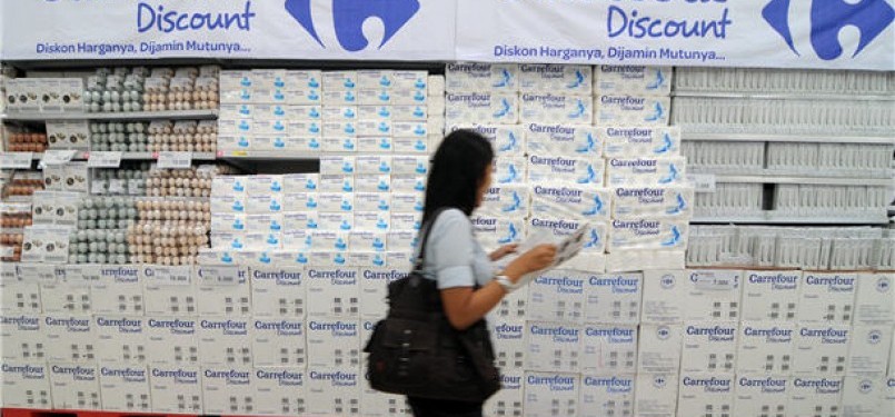 Pelanggan membeli produk dengan diskon khusus di Carrefour Lebak Bulus, Jakarta. 