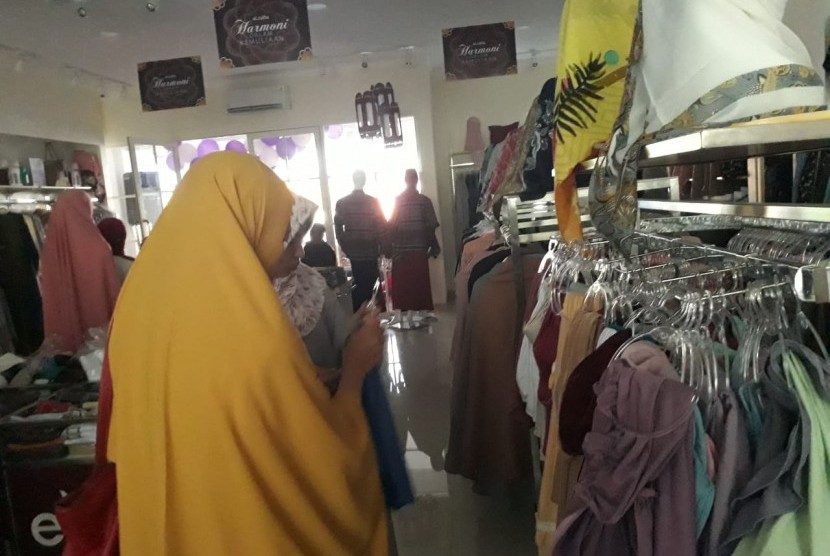 Pelanggan memilih koleksi baru busana muslim Elzatta di galeri yang baru dibuka, di Jalan Gayungsari Barat nomor 114, Surabaya, Ahad (12/5).