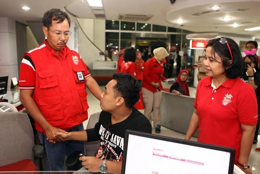 Pelanggan Telkomsel pertama tahun 2014 di Grapari 24 Jam Wisma Alia