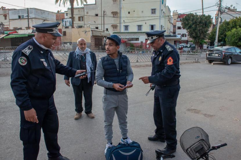 Pelanggar aturan darurat corona di Maroko dibawa polisi dan ditahan di sel. Ilustrasi.