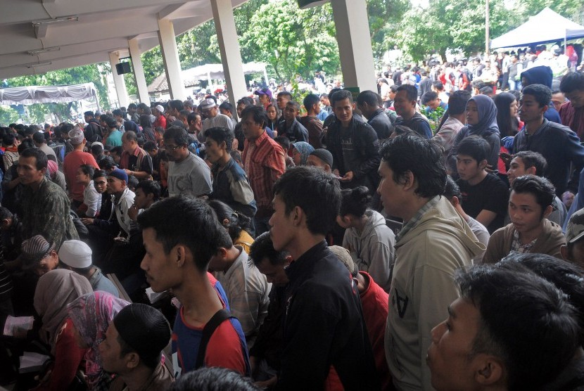 Pelanggar lalu lintas hasil Operasi Zebra 2016 mengantre untuk mengikuti sidang tilang di Pengadilan Negeri (PN) Cibinong, Kabupaten Bogor, Jawa Barat, Jumat (9/12). 