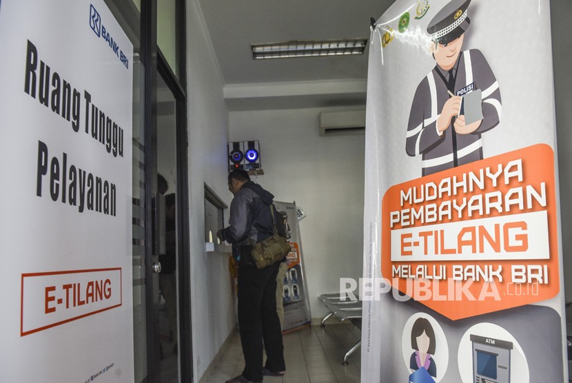 Pelanggar lalu-lintas membayar denda tilang elektronik (electronic-traffic law enforcement atau E-TLE) di Kejaksaan Tinggi Jakarta Barat, Jumat (12/7/2019).