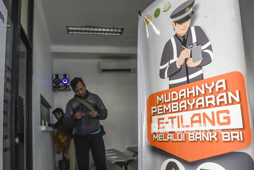 Pelanggar lalu-lintas membayar denda tilang elektronik (electronic-traffic law enforcement atau E-TLE) di Kejaksaan Tinggi Jakarta Barat, Jumat (12/7/2019). 