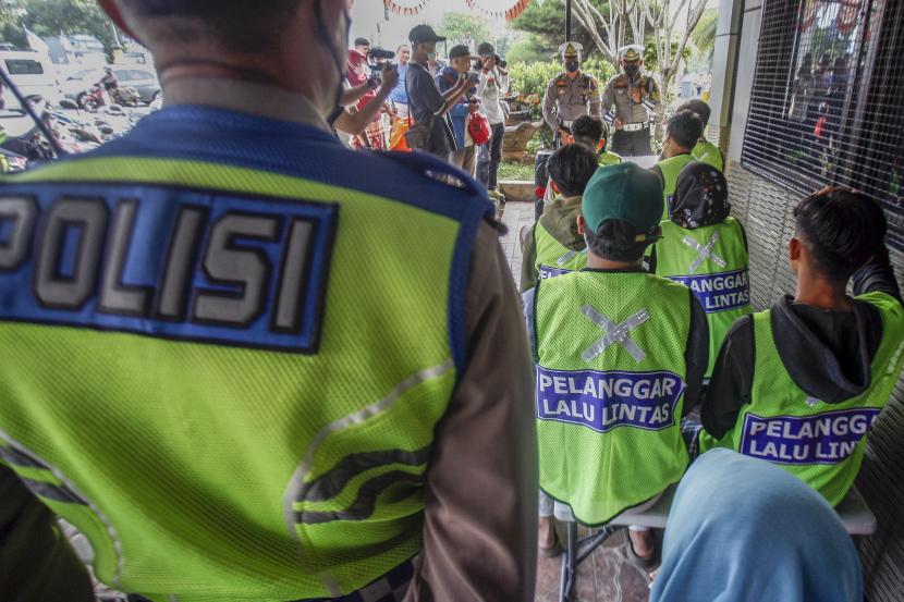 Polres Bogor membuka ruang pelayanan publik setiap Jumat, untuk menampung keluhan masyarakat terkait polisi dan pelayanannya. Dengan adanya pelayanan tersebut, masyarakat dapat menyampaikan saran dan kritik kepada polisi.