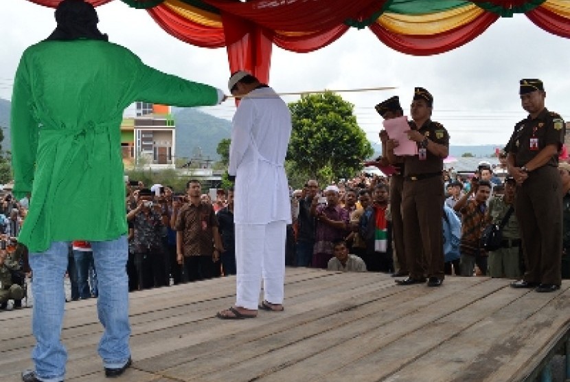 Pelanggar qanun dicambuk di halaman Masjid Al-Amin, Desa Pante Raya, Kecamatan Bukit, Kabupaten Bener Meriah, Aceh, Jumat (24/4).