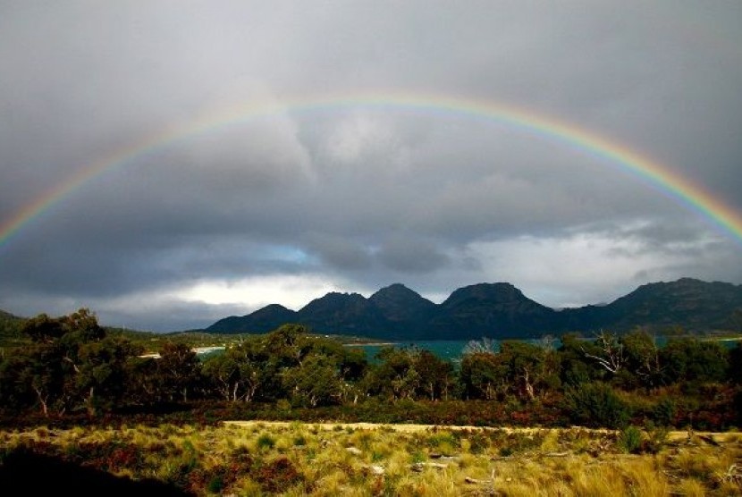 Pelangi di Coles Bay di Tasmania