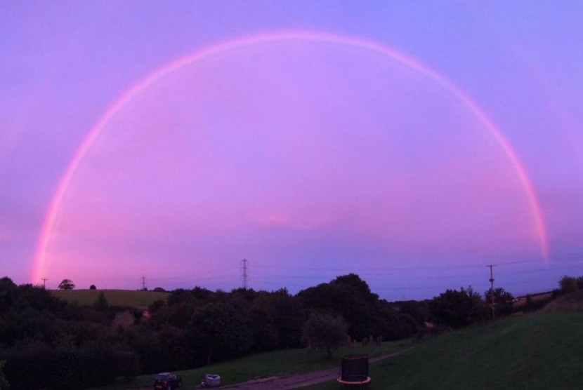 Pelangi merah muda yang tertangkap kamera di Bristol, Inggris