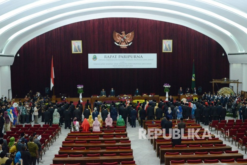 Pelantikan anggta DPRD Jabar terpilih, di Gedung Merdeka, Kota Bandung, Senin (2/9).