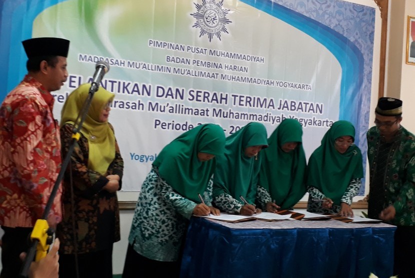 Pelantikan direksi Madrasah Mu'allimaat Yogyakarta.
