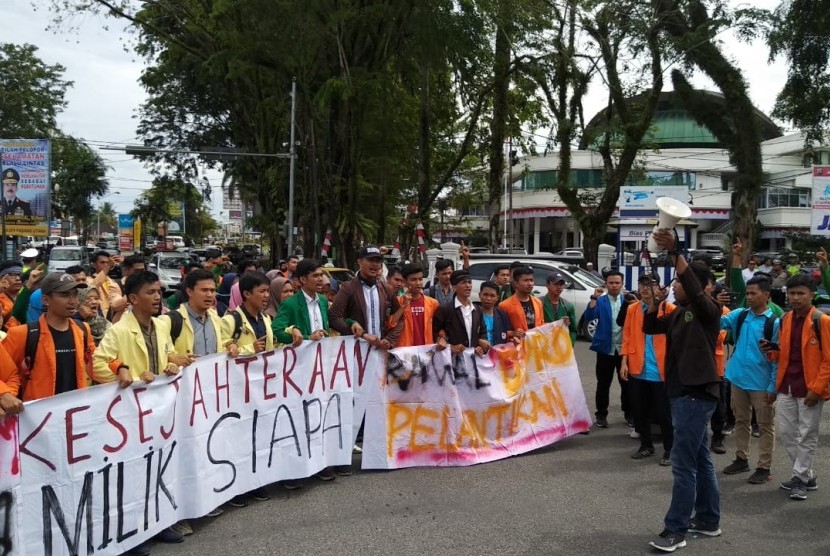 Pelantikan DPRD Provinsi Sumbar di Kota Padang, Rabu (28/8) diwarnai aksi demo mahasiswa yang tergabung dalam Badan Eksekutif Mahasiswa Sumbar.