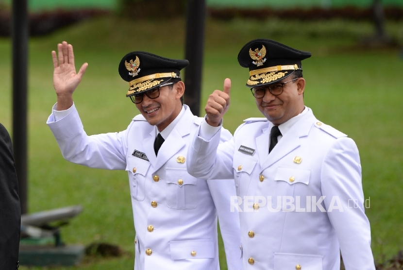 Jakarta Governor Anies Baswedan and his deputy Sandiaga Uno walk in Merdeka Palace, Jakarta, Monday (October 16, 2017) ahead of their inauguration.