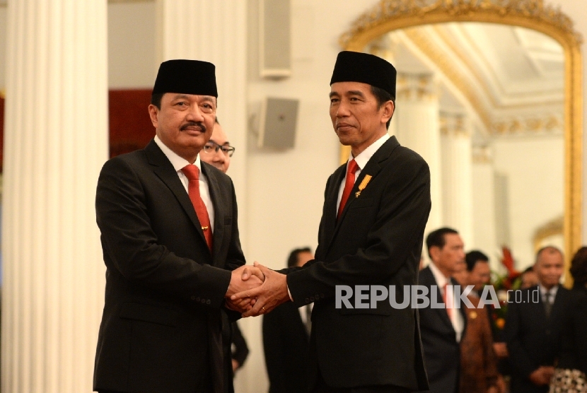 Pelantikan Kepala BIN. Komisaris Jenderal Budi Gunawan menerima ucapan selamat dari Presiden Joko Widodo usai pelantikan Kepala Badan Intelejen Negra (BIN) di Istana Negara, Jakarta, Jumat (9/9).