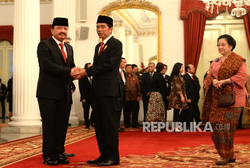 Pelantikan Kepala BIN. Komisaris Jenderal Budi Gunawan menerima ucapan selamat dari Presiden Joko Widodo usai pelantikan Kepala Badan Intelejen Negra (BIN) di Istana Negara, Jakarta, Jumat (9/9). 