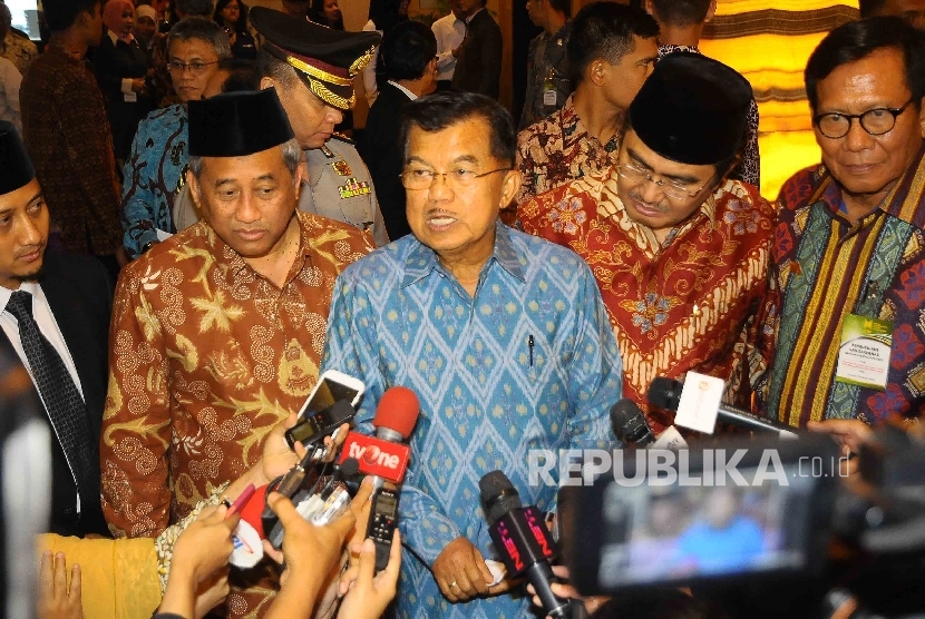   Wapres Jusuf Kalla didampingi Ketua ICMI Jimly Asshiddiqie bersama Pimpinan Majelis Pusat ICMI memberi keterangan saat Rakernas dan pelantikan Majelis Pengurus Pusat ICMI periode 2015-2020 di Jakarta, Rabu (10/2). (Republika/Agung Supriyanto)