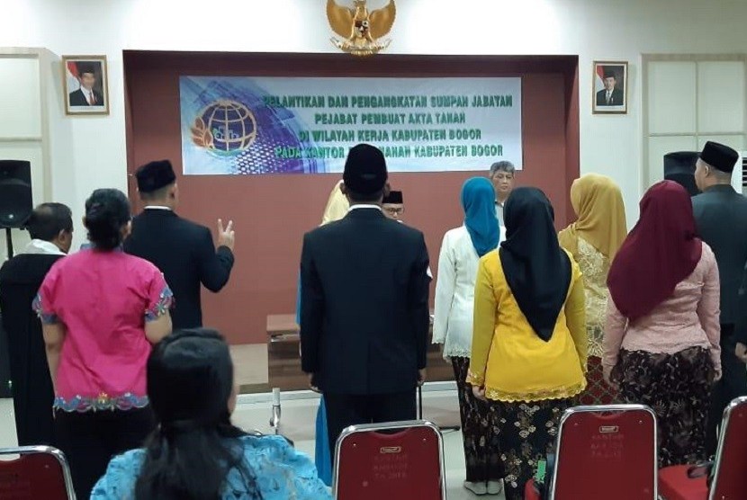 Pelantikan PPAT yang baru di Cibinong, Bogor, Selasa (2/7).