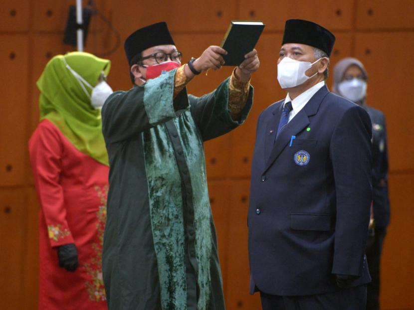 Pelantikan Prof Sumaryanto (kanan) sebagai Rektor UNY periode 2021-2025.