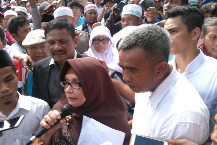 Pelapor kasus penistaan agama dengan tersanka Ahok, Irena Handono dan Sekretaris PP Pemuda Muhammadiyah Pedri Kasman tidak bisa memasuki ruang sidang di Pengadilan Negeri Jakarta Utara.
