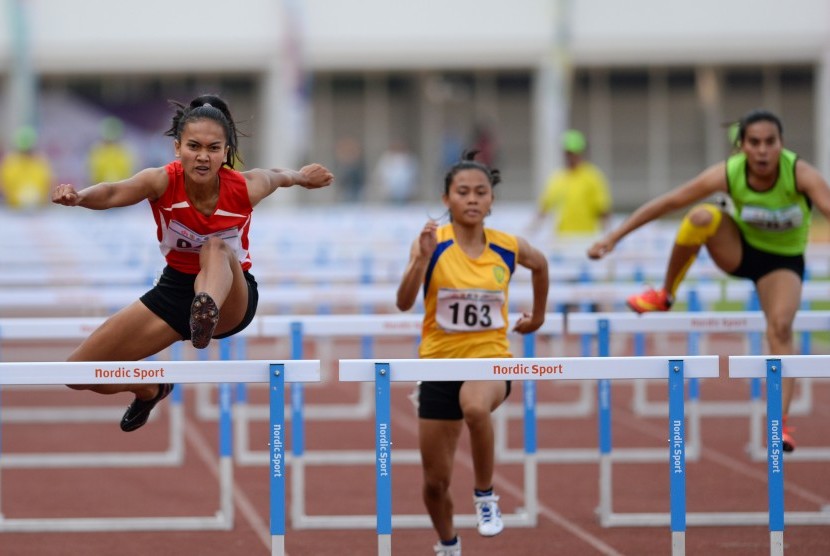 Pelari asal DKI jakarta Ken Ayuthaya Purnama (kiri) meraih emas lari 100 meter gawang putri Pekan Olahraga Mahasiswa Nasional (Pomnas) 2019.