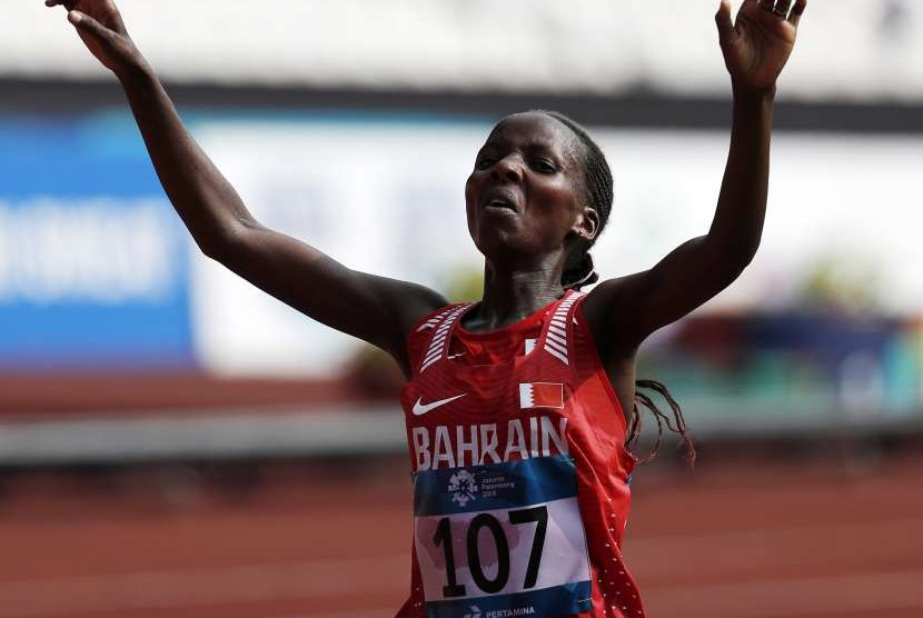 Pelari Bahrain, Rose Chelimo, meluapkan kegembiraannya usai memenangkan nomor lari maraton putri Asian Games 2018 di Jakarta pada Ahad (26/8). 