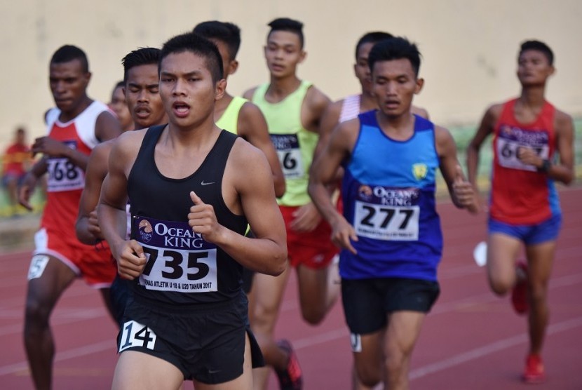 Pelari beradu cepat pada nomor 1.500 meter putra U-20 pada Kejurnas Atletik Junior di Stadion Atletik Rawamangun, Jakarta, Jumat (21/4). 