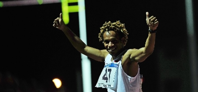 Pelari cepat putra Indonesia, Franklin Ramses Buruni, melakukan selebrasi usai memenangkan nomor lari 100 meter SEA Games 2011 di Stadion Atletik, Jakabaring Sports City, Palembang, Sabtu (13/11).