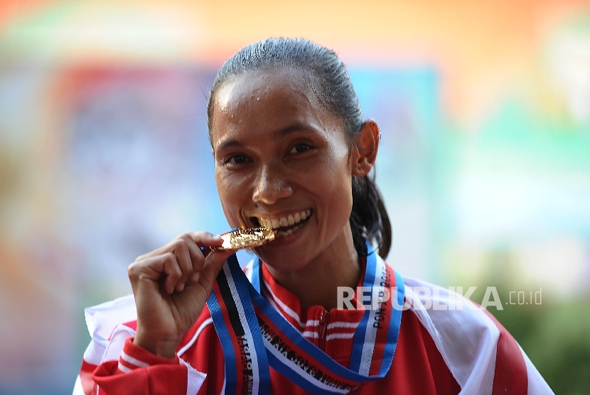 Pelari DKI Jakarta, Rini Budiarti sukses meraih medali emas nomor 5.000 meter dan 800 meter putri di PON XIX Jabar.