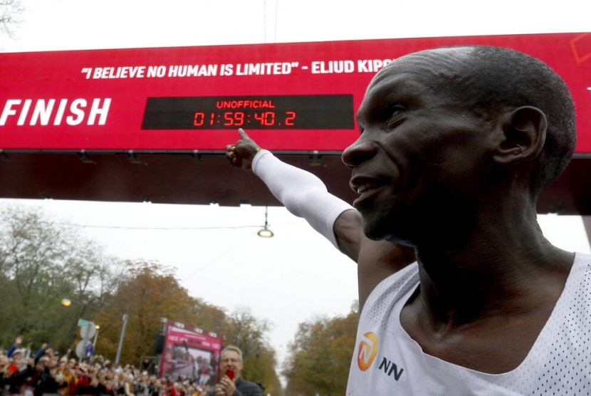 Pelari Eliud Kipchoge dari Kenya memecahkan rekor tidak resmi lari maraton di bawah dua jam di Wina, Austria, Sabtu (12/10).