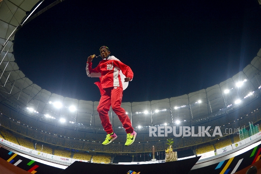   Pelari Indonesia Agus Prayogo melakukan selebrasi saat memasuki garis finish pada lari nomor 10.000 meter SEA Games 2017 Kuala Lumpur di Stadium Bukit Jalil, Malaysia, Jumat (25/8). 