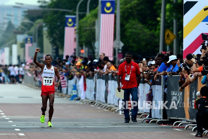 Pelari Indonesia Agus Prayogo memasuki garis finish saat bertanding pada nomor lari marathon SEA Games XXIX Kuala Lumpur di Putrajaya, Malaysia, Sabtu (19/8).