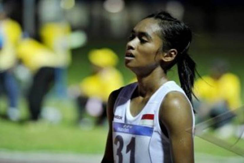 Pelari Indonesia, Triyaningsih, meluapkan ekspresinya seusai memenangkan lari nomor 10.000 meter putri SEA Games XXVI di Stadion Atletik, Komplek Olah Raga Jakabaring, Palembang, Sumsel, Sabtu (12/11).